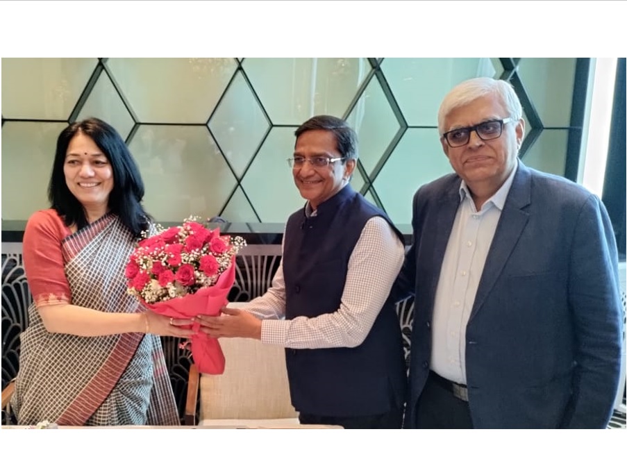 Shri Sunil Patwari, Chairman Texprocil welcoming Ms Shubhra, Trade Advisor, Ministry of Textiles at an interactive meeting with exporters of Cotton Textiles and Apparel at Mumbai on 18th February, 2023