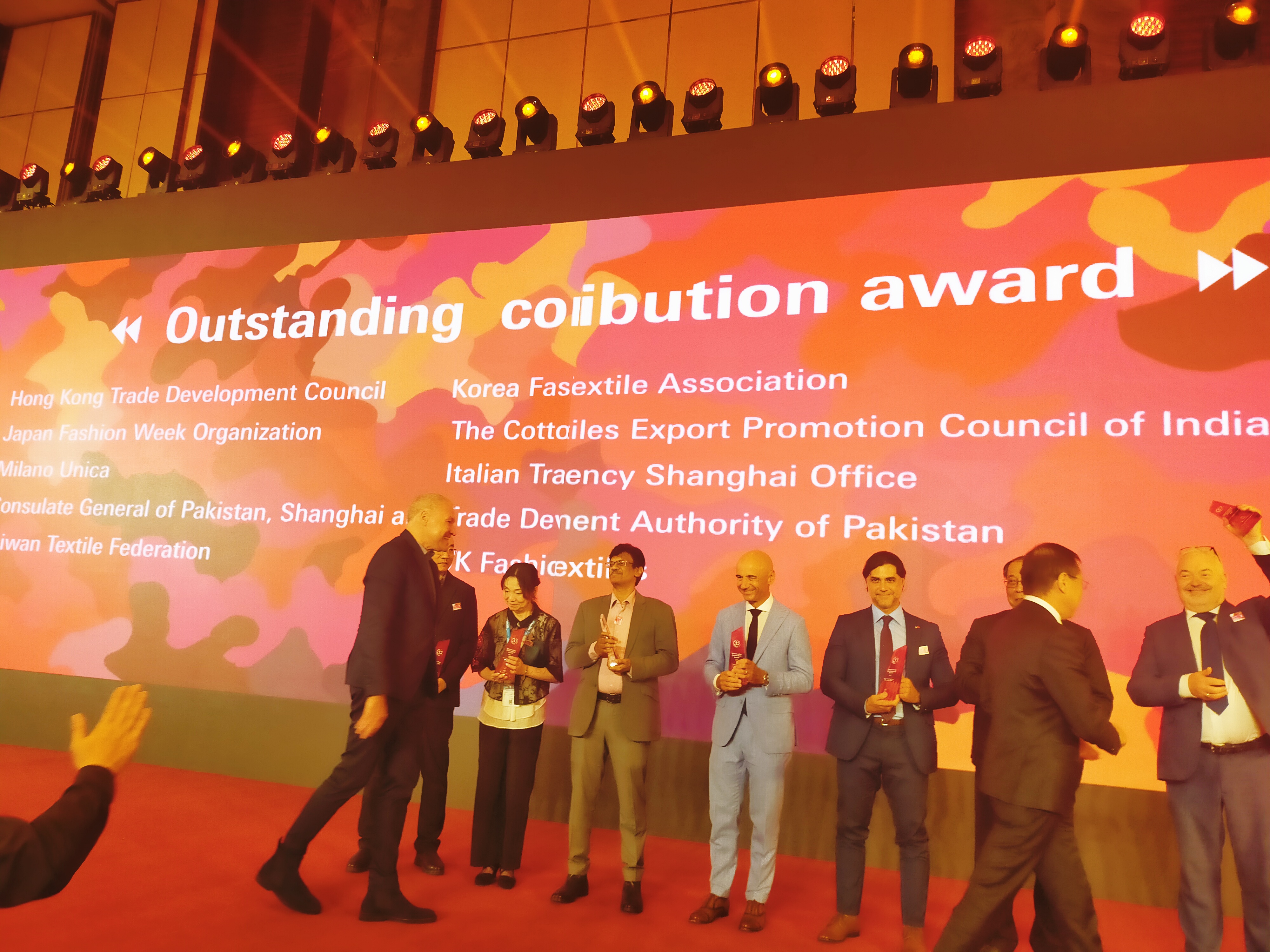 Shri Murali Balkrishna, Joint Director, TEXPROCIL receiving the Award for Consistent Participation at Yarn Expo being held in Shanghai (China) from 27-29 August, 2024 from Team Messe Frankfurt