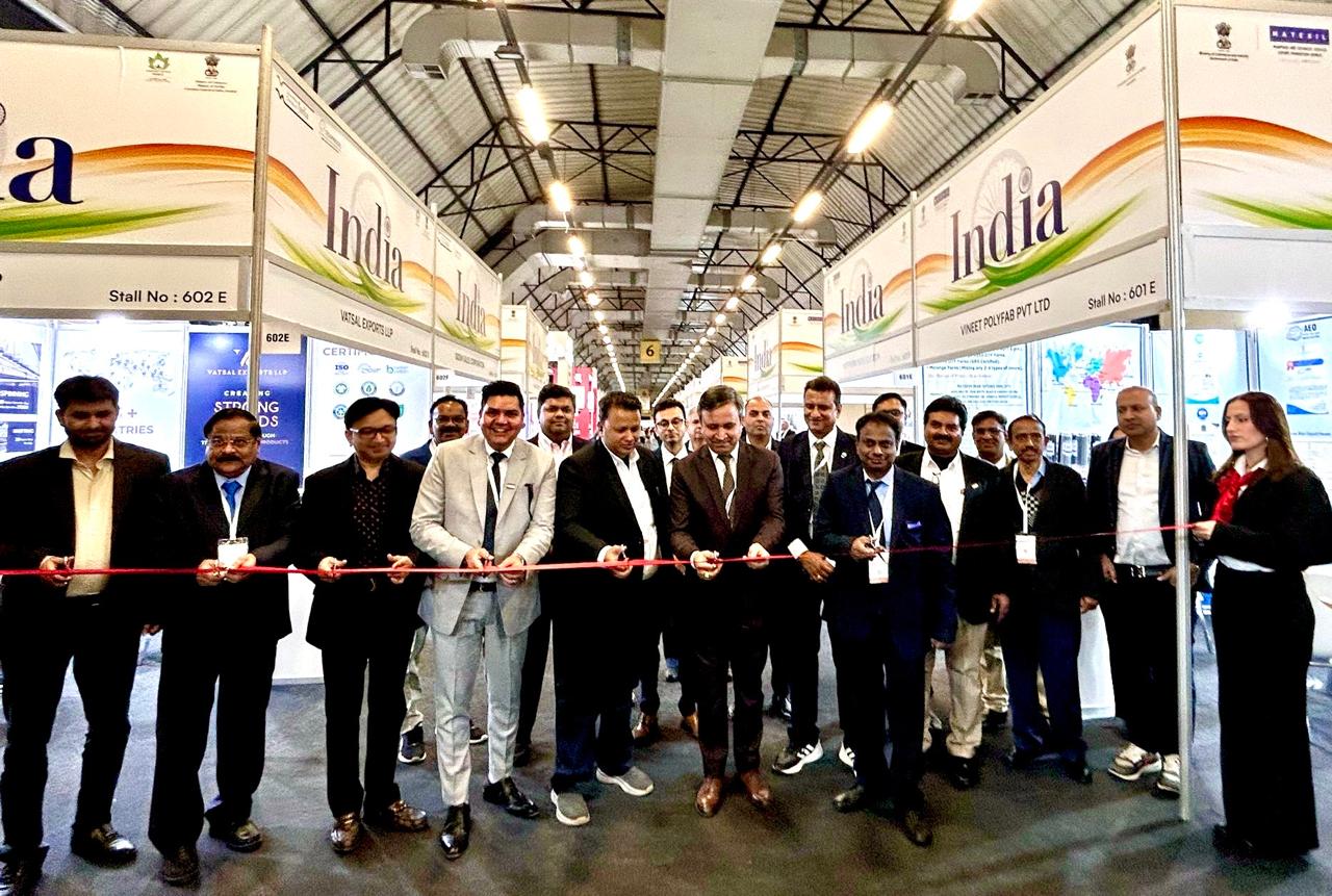 Shri Raj Kumar Tanvar, Consul Commercial of Indian Embassy in Turkey, along with Rakesh Chaudhary, Regional Director, Texprocil inaugurated the 21st Istanbul Yarn Fair being held from Feb 26-28, 2025