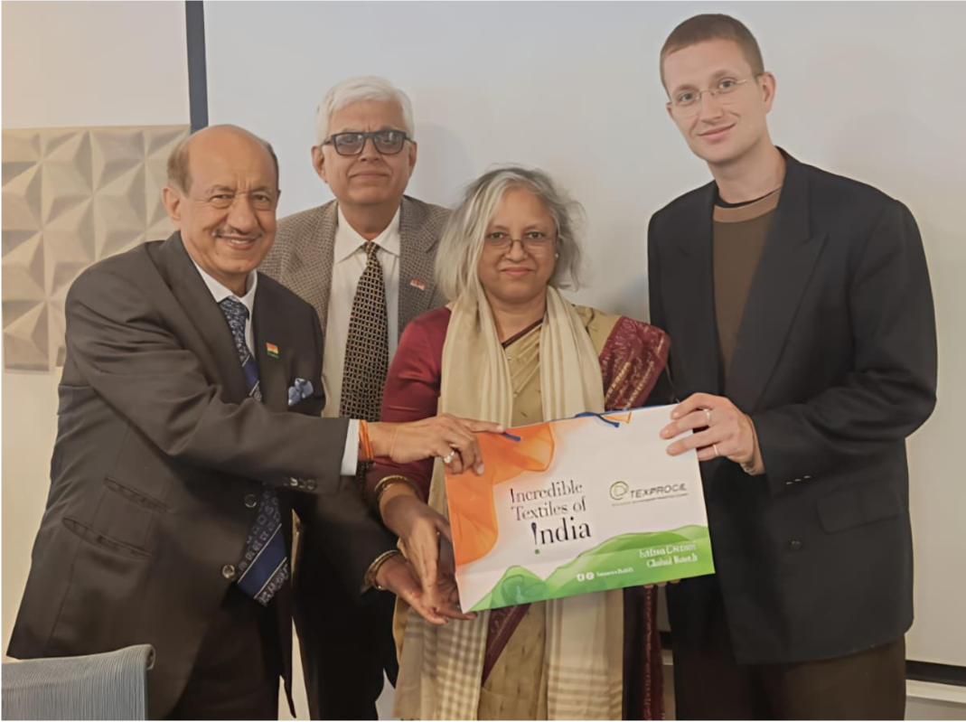 Mr. Rory Hugill (extreme right) being presented with a Kasturi Cotton hamper by Shri Vijay Agarwal, Chairman TEXPROCIL and Smt. Neelam Shami Rao, Secretary, Ministry of Textiles.
