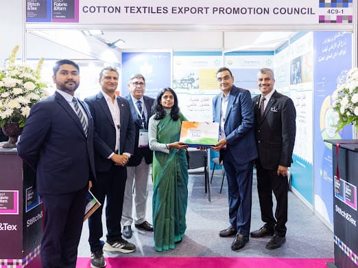 Mr. Naresh Rathi of BM House presented the Kasturi hamper to Ms C Sushma, Deputy Chief of Mission, Embassy of India, Cairo at the Egypt Fabric and Yarn Show being held in Cairo from 4-7 December 2025.
