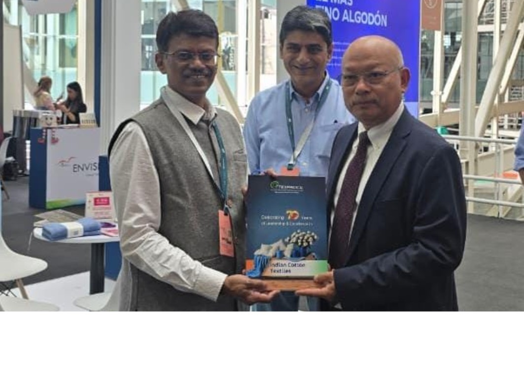 Shri Murali Balkrishna, JD, TEXPROCIL, presented the Council’s 70th Year Commemorative Book to H.E. Shri Vanlalhuma, Ambassador of India to Colombia during Colombiatex held from 27–29 January 2026.