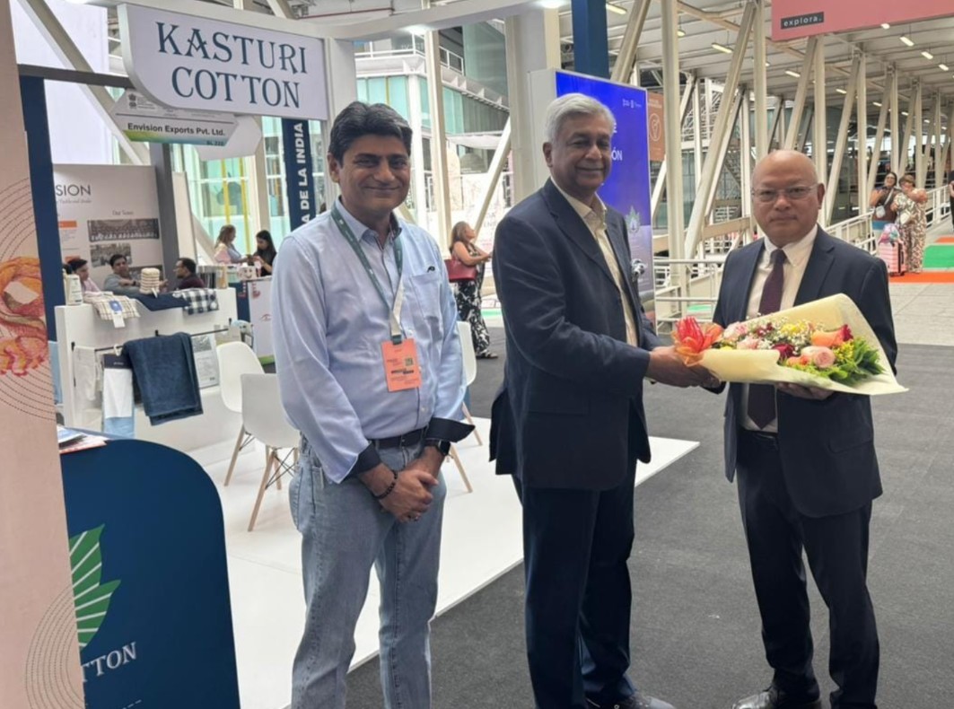 Shri Ashish Bagrodia and Shri Rahul Shah, COA Members, TEXPROCIL, welcomed H.E. Shri Vanlalhuma, Ambassador of India to Colombia, during Colombiatex held from 27-29 January 2026.